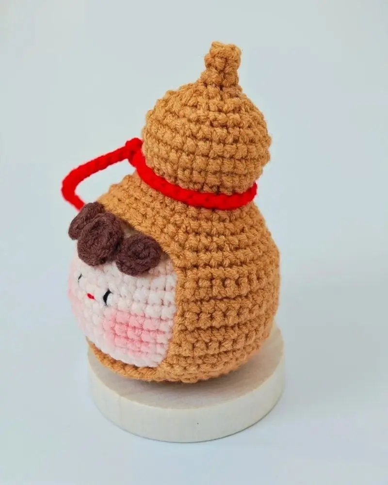 Cute crocheted gourd-shaped doll.