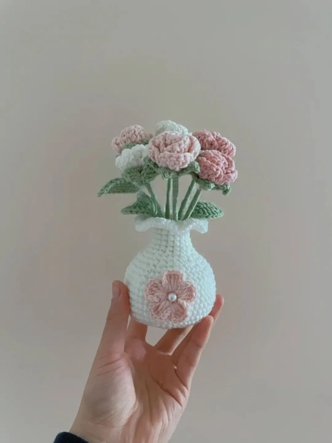 Crocheted flowers in pink and white, vase.