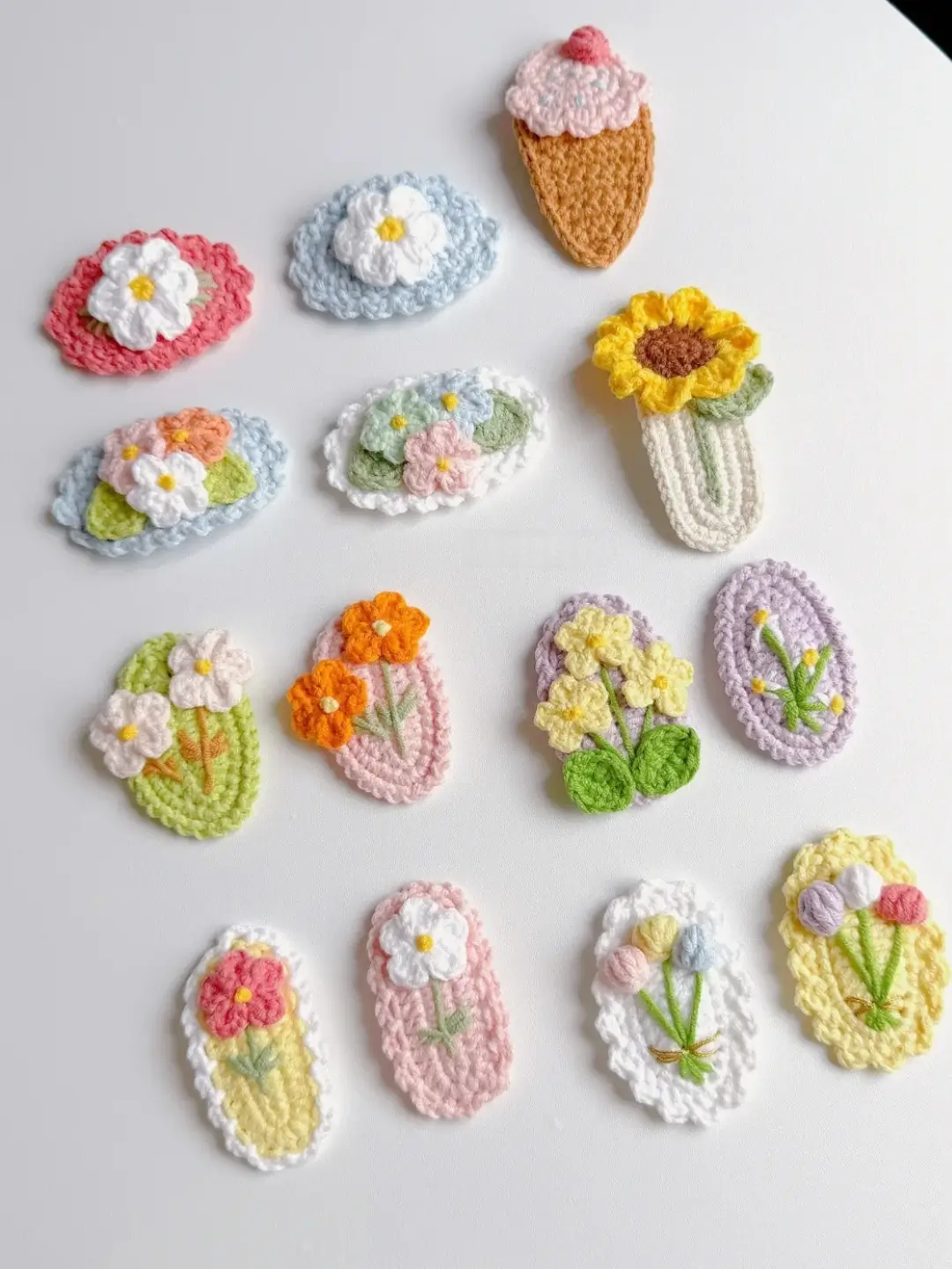 Crochet flower hair clips, assorted colors.