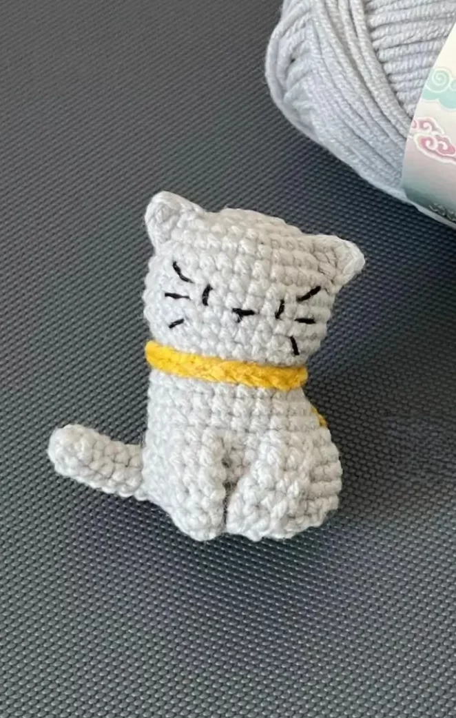 Grey amigurumi cat, crochet, yarn.