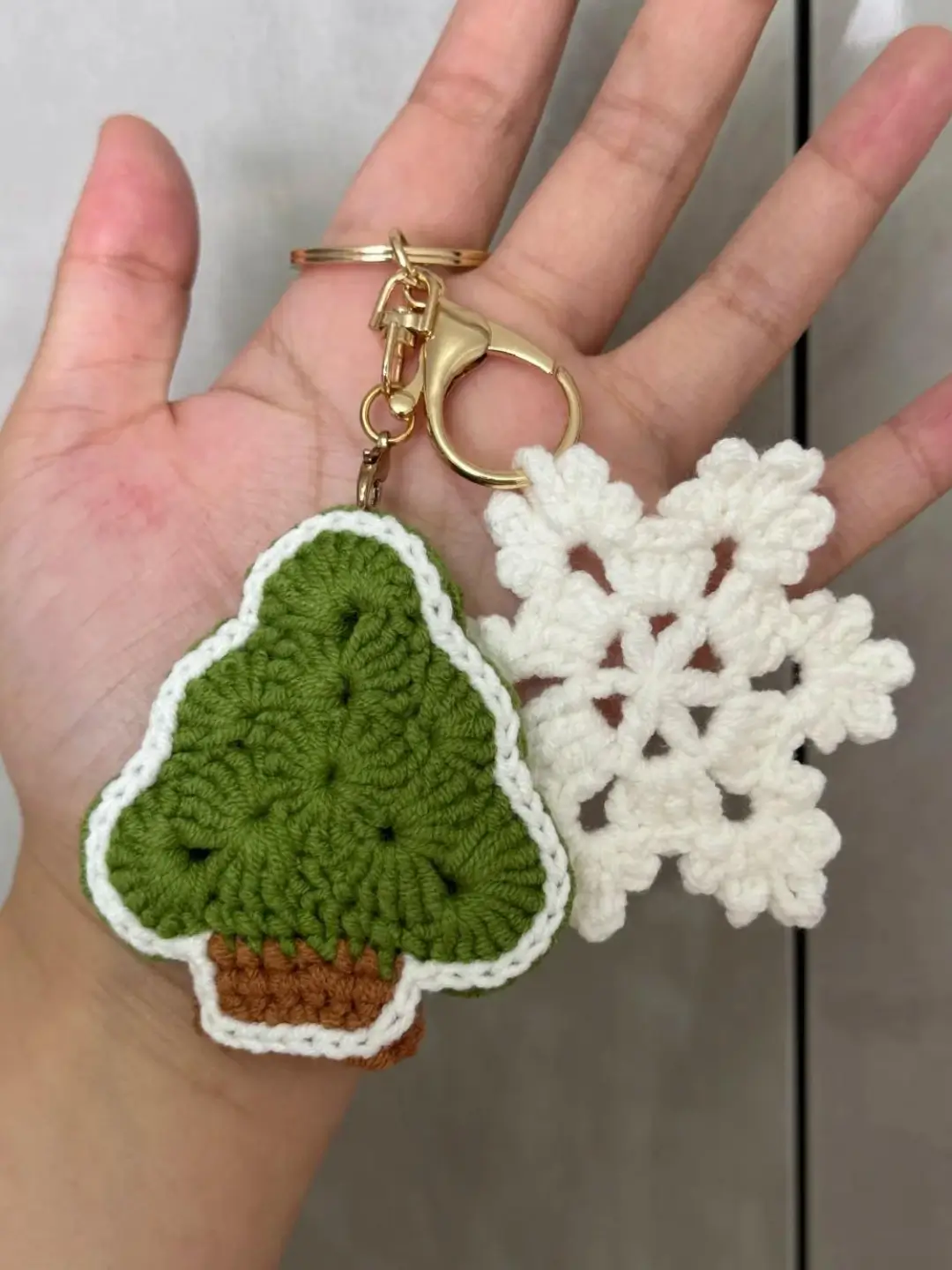 Crochet Christmas keychain, green tree, white snowflake.